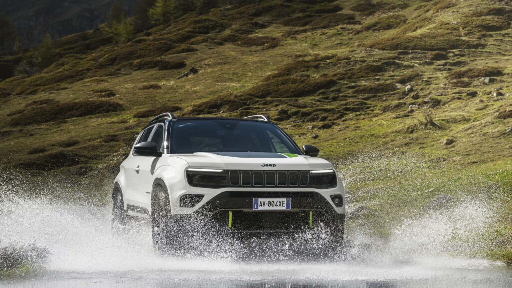 Jeep Avenger 4xe e l'edizione speciale North Face per celebrare il Monte Bianco