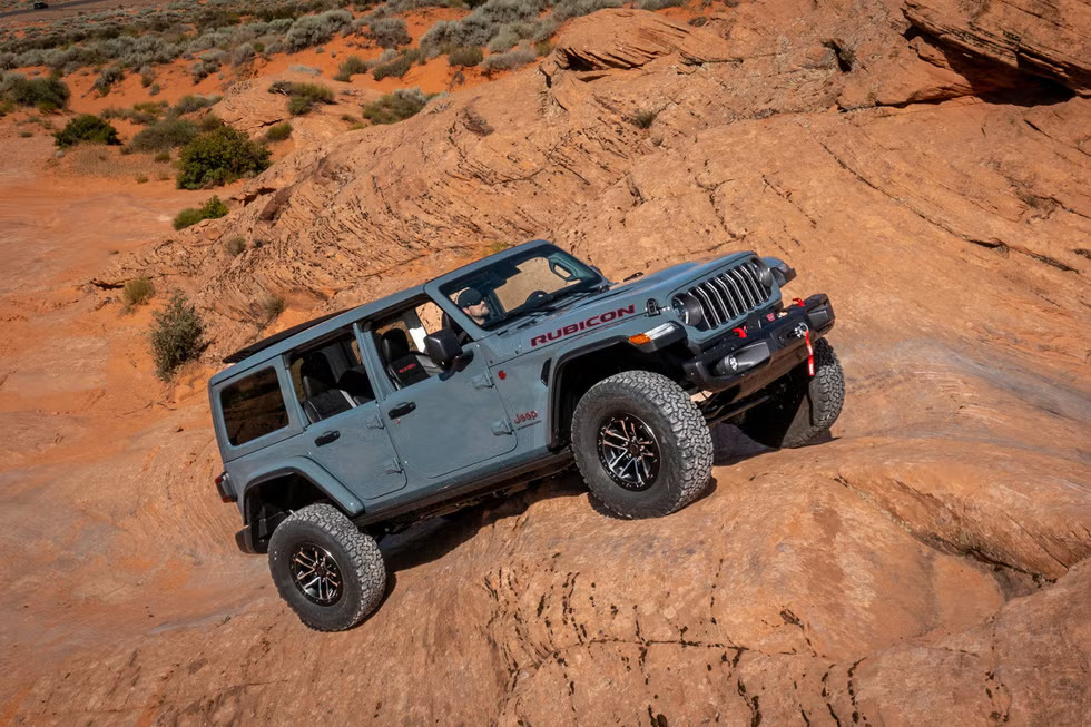 La Jeep Wrangler V-6 del 2025 è ancora una volta disponibile con cambio automatico